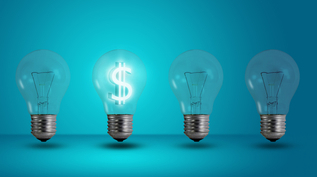 4个灯泡映衬着蓝色的背景;其中一个在中间亮着一个美元符号