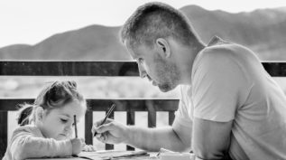 小女孩和父亲在户外画画